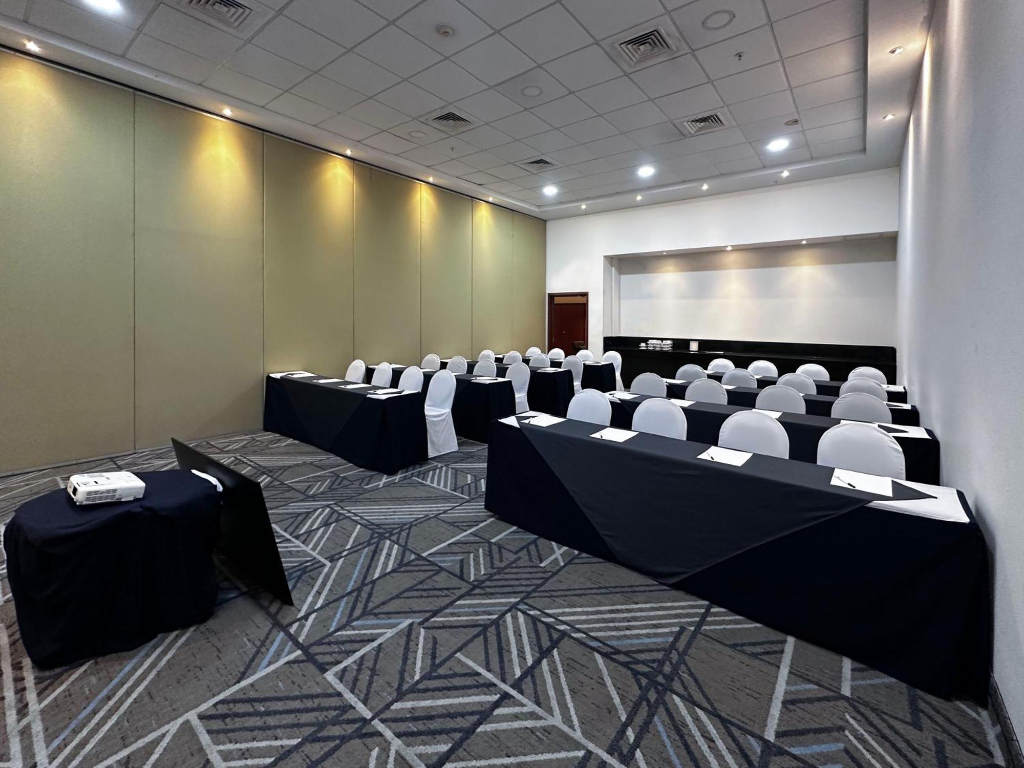 Holiday Inn Express Merida By Ihg Exterior foto